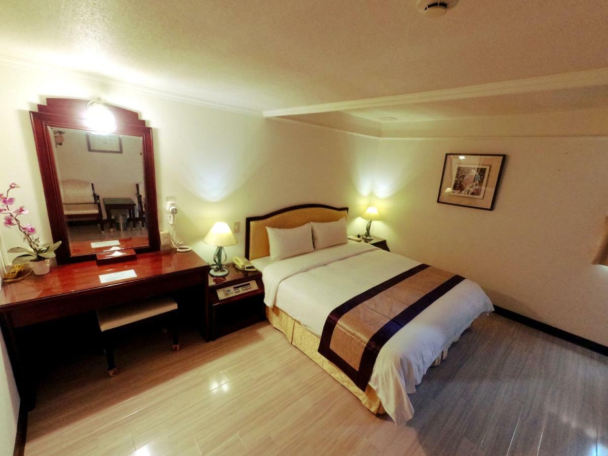 Athens Hotel Taichung Bagian luar foto