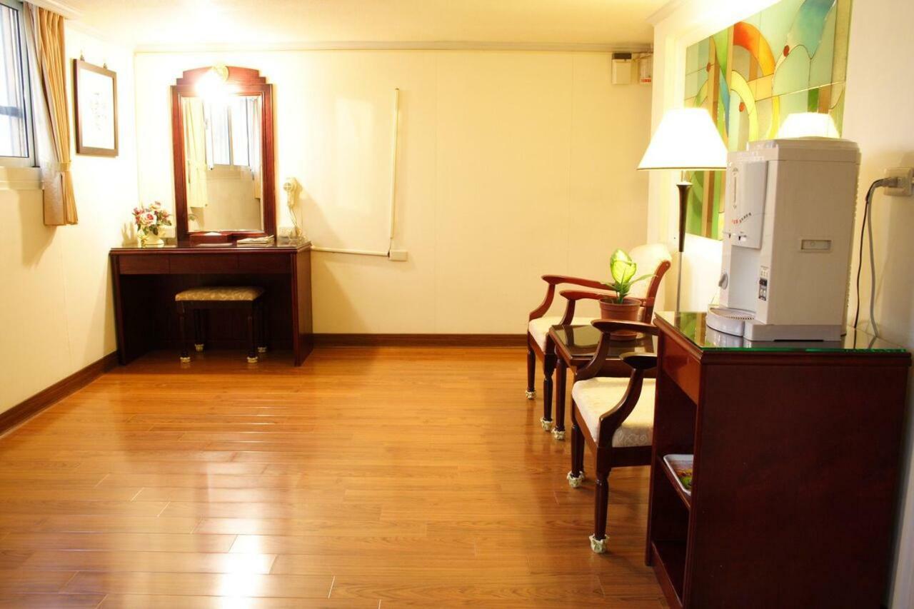 Athens Hotel Taichung Bagian luar foto