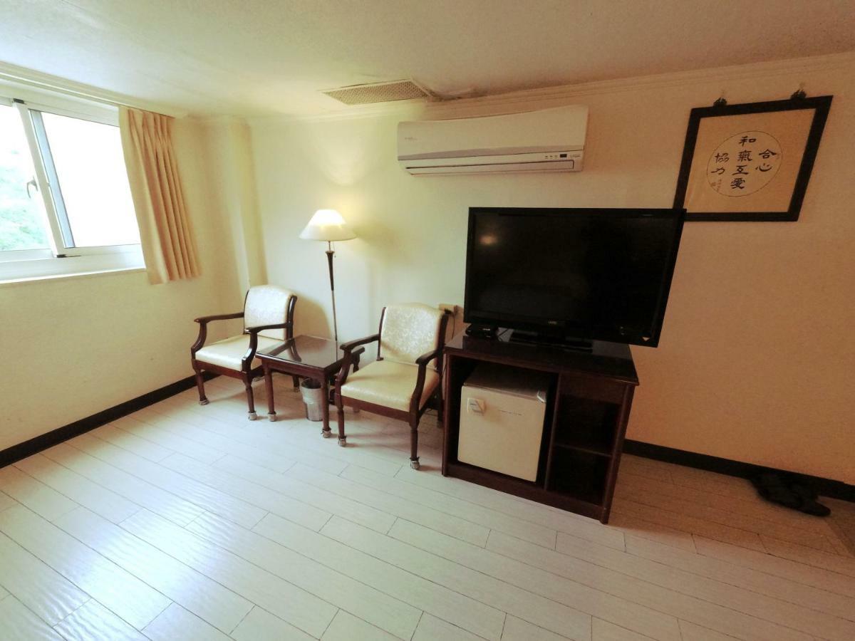 Athens Hotel Taichung Bagian luar foto