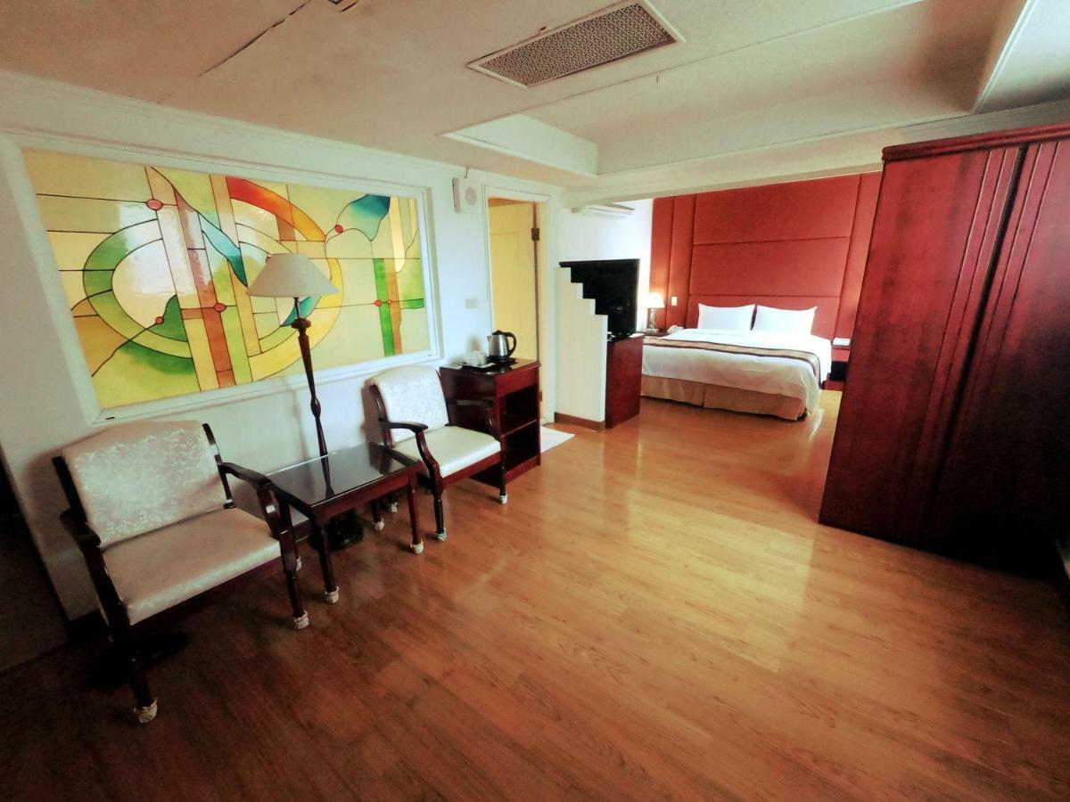 Athens Hotel Taichung Bagian luar foto